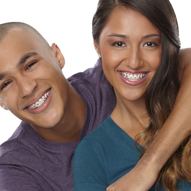 Sourire avec appareil multi-bagues métallique