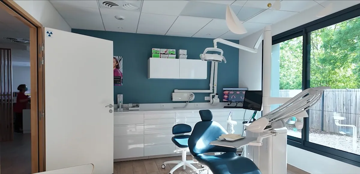 Salle de soins principale — cabinet d'orthodontie du Dr Baron à Challans